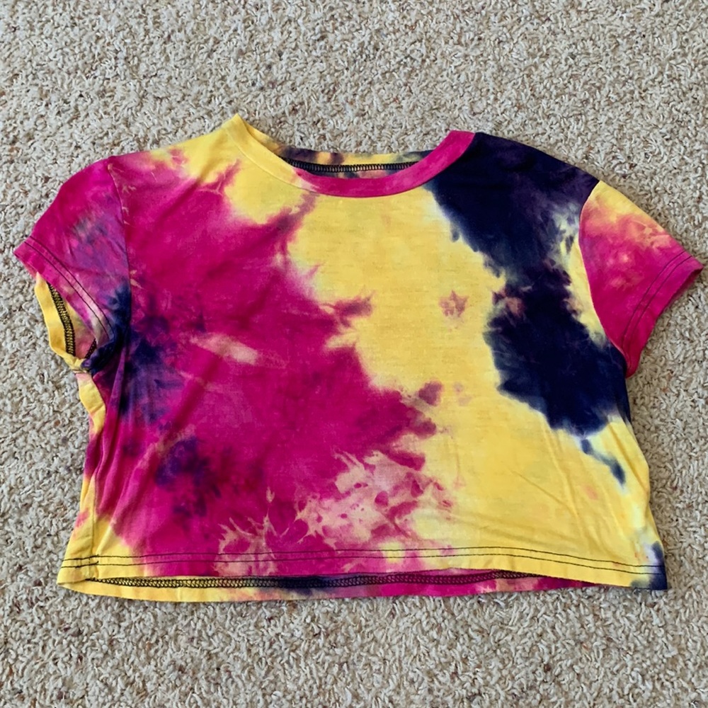 Cute tie-dye crop top!